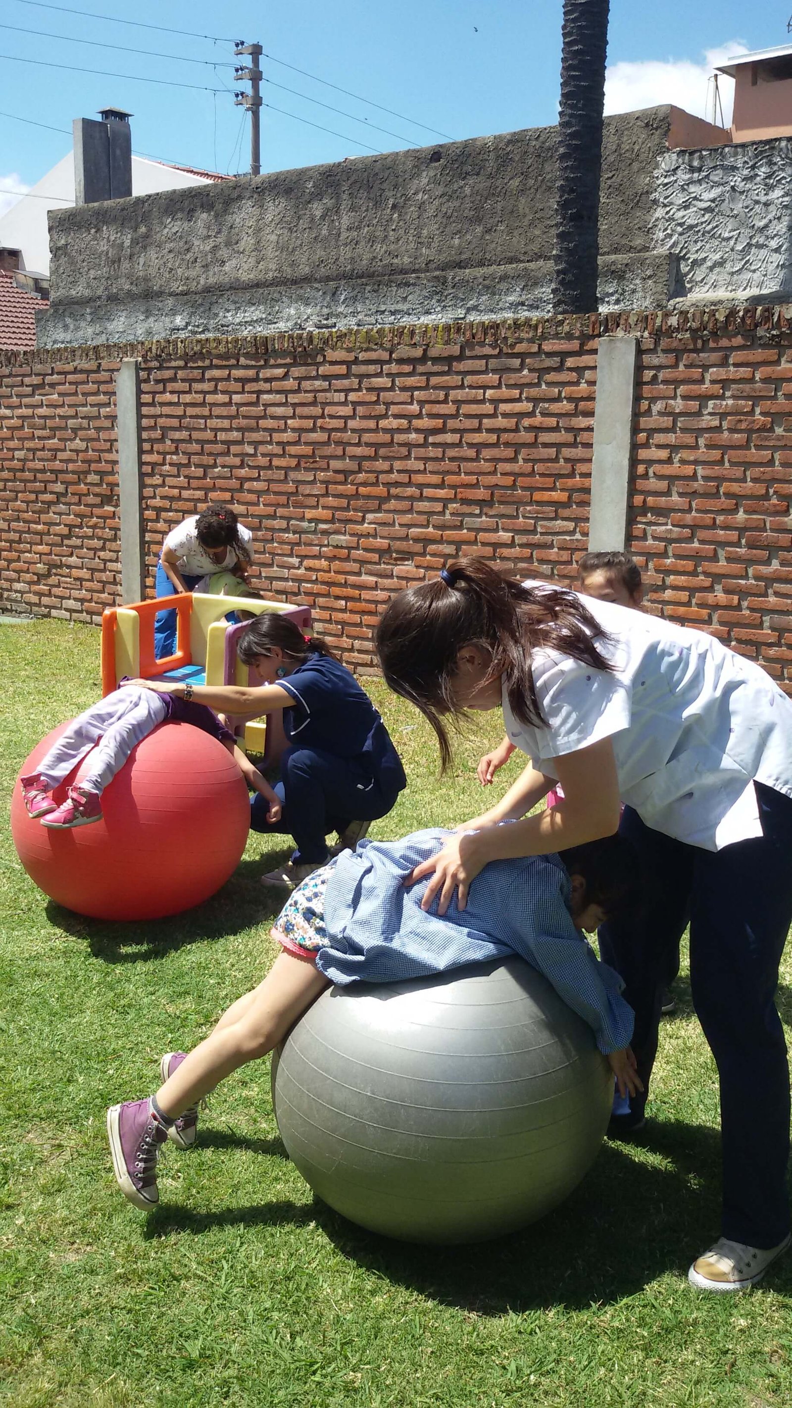 imagen docentes de cetenid brindando atencion a sus pacientes